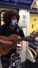Un joven artista en el Metro de Madrid le canta las cuarenta al Gobierno socialcomunista de Sánchez
