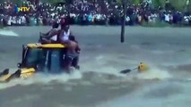Hindistan’da sel felaketi: Araçların üzerinde kurtarılmayı beklediler