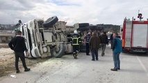 Son dakika haberi | Devrilen kamyonda çıkan yangın büyümeden söndürüldü