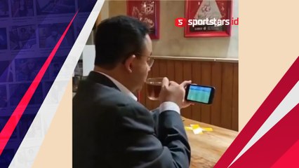 Anies Baswedan Saksikan Kemenangan Persija di Ponselnya Sambil Minum Teh
