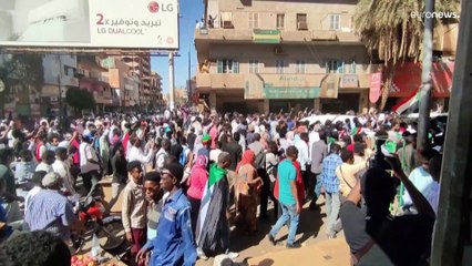 Download Video: رفع الإقامة الجبرية عن عبد الله حمدوك ومئات السودانيين يتظاهرون في الخرطوم ضد الانقلاب