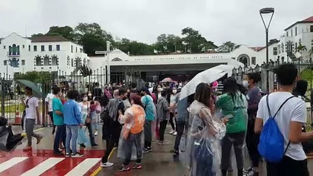 Enem 2021: estudantes começam a chegar para as provas debaixo de chuva