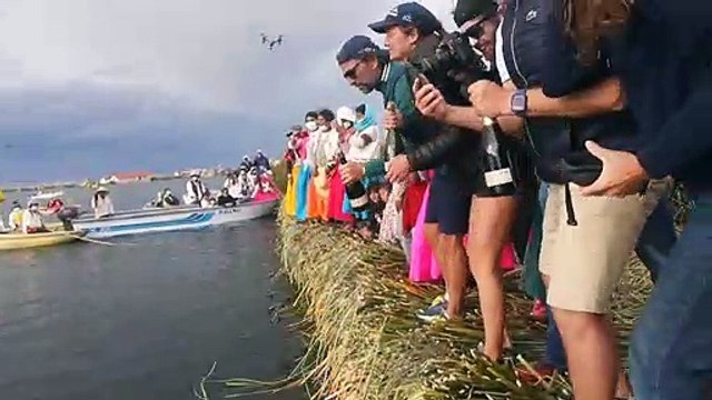 Pérou: le nageur quadri-amputé Théo Curin traverse le lac Titicaca