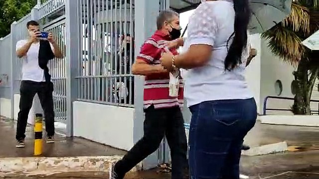 Candidatos do Enem 2021 correm para entrar pelo portão do Ceub, na 906 Norte, no primeiro dia de prova