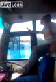 Ce conducteur de bus danse debout en conduisant les pieds sur le volant