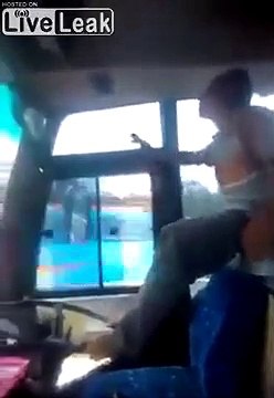Ce conducteur de bus danse debout en conduisant les pieds sur le volant