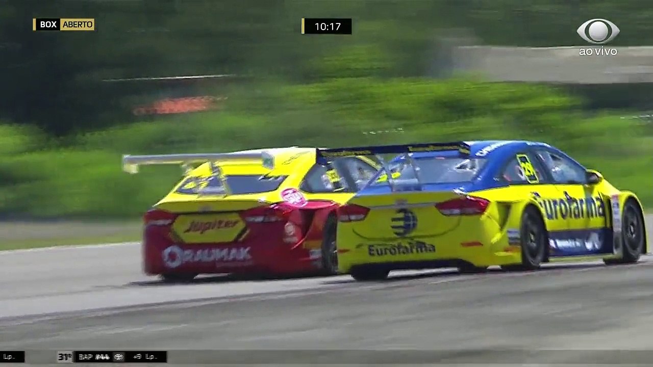 Na briga pelo título, Casagrande e Daniel Serra disputam cada centímetro na etapa de Santa Cruz do Sul (RS) da Stock Car. A manobra deu ao líder do campeonato o 4º lugar na corrida, superando o rival direto pelo título.