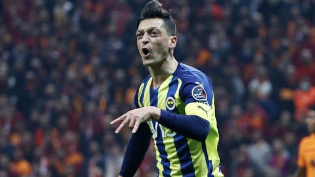 Uzun süre hafızalardan silinmeyecek bir derbi! 10 kişi kalan Fenerbahçe, deplasmanda Galatasaray'ı 2-1 mağlup etti