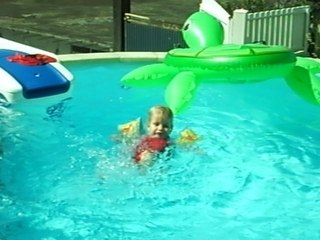 tymeo,jeanne et antoine a la piscine