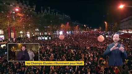 Les Champs-Elysées s'illuminent pour Noël