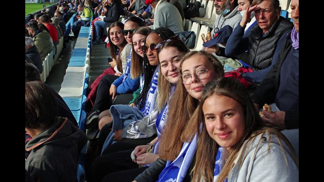 FRANCE – NOUVELLE ZÉLANDE FÉMININES 29 – 7 TOUR D’HONNEUR DE 2 ÉQUIPES FAÇON RUGBY
