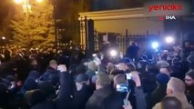 Ukrayna'da tansiyon yükseldi! Başkanlık binasını basmaya kalktılar