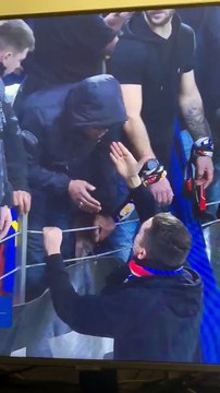 OL-OM : le lanceur de la bouteille d'eau sur Payet se fait gifler par un supporter