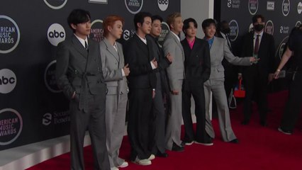 BTS, AMA '팝 그룹' 수상..."4년 연속 무대 올라 감사" / YTN