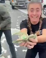 مجموعة من الأموال تتساقط من سيارة على الطريق: شاهد ماذا فعل المارة؟