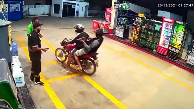 Durante assalto, bandidos ameaçam funcionários com arma e levam dinheiro e celular em Cajazeiras