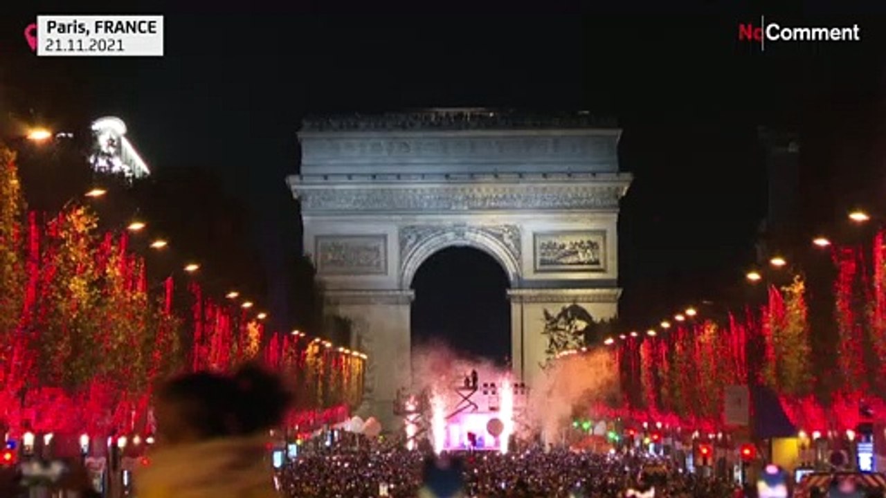 400 Platanen am Pariser Prachtboulevard Champs-Elysées ganz in Rot