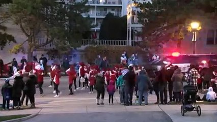 A karácsonyi felvonulásba hajtott egy autós Wisconsinban