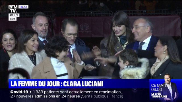 À un mois de Noël, la chanteuse Clara Luciani illumine les Champs-Élysées