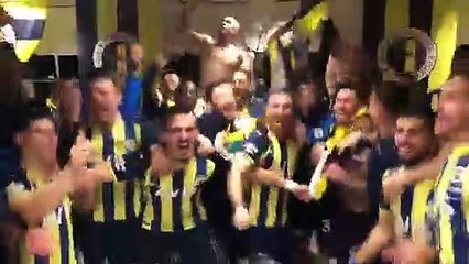 Fenerbahçe soyunma odası derbi sevinciyle yıkıldı
