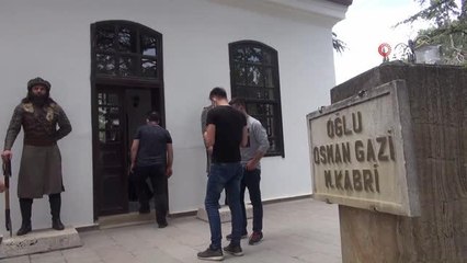 Ertuğrul Gazi Türbesi'ndeki 'Saygı Nöbeti'ni pür dikkat izliyorlar