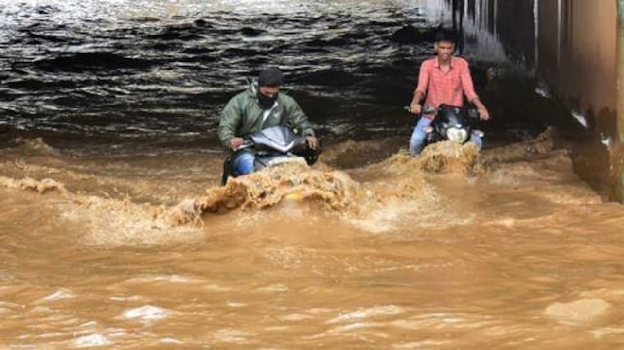Bengaluru witnesses heavy rainfall, streets inundated | Ground report