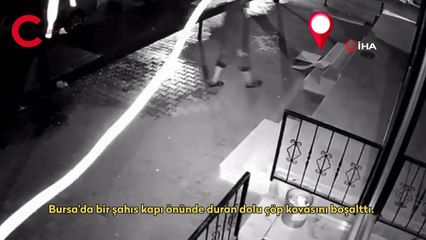 Kapı önünde duran çöp dolu kovayı boşaltarak çaldı