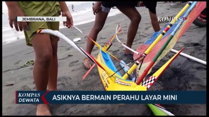 Seru! Remaja Main Perahu Layar Mini di Pantai Jembrana ⛵