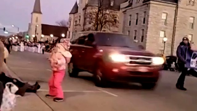 Etats-Unis : une voiture fonce sur la foule lors d’une parade de Noël, 5 morts et 40 blessés