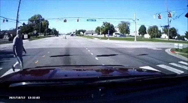 Un bizarre accident entre 3 voitures !