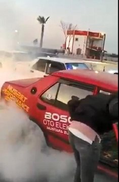 DÜĞÜN KONVOYUNDA CADDEYİ KAPATIP ÇEVREYİ DUMANA BOĞDULAR