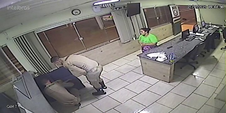 Criança de 10 meses engasga e é salva por policiais no Oeste