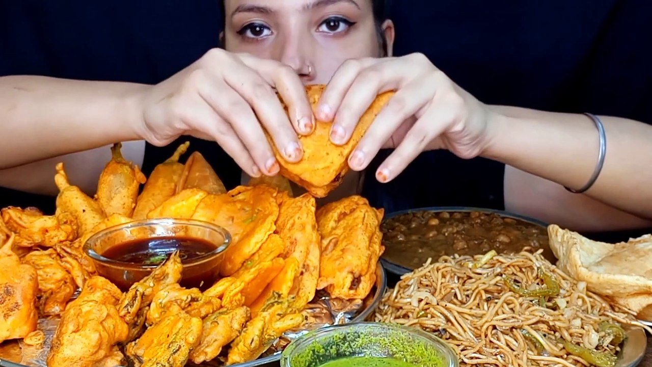 AsmrEating Aloo Pakoda, Pyaj Pakoda, Mirchi Bhaji, Gobi Pakoda, Bengan Pakoda, Paneer Pakoda Mukbang Foodie JD