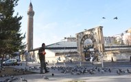 ULU CAMİİ'NİN GÜVERCİNLERİ, 800 YILLIK VAKIF GELENEĞİYLE BESLENİYOR