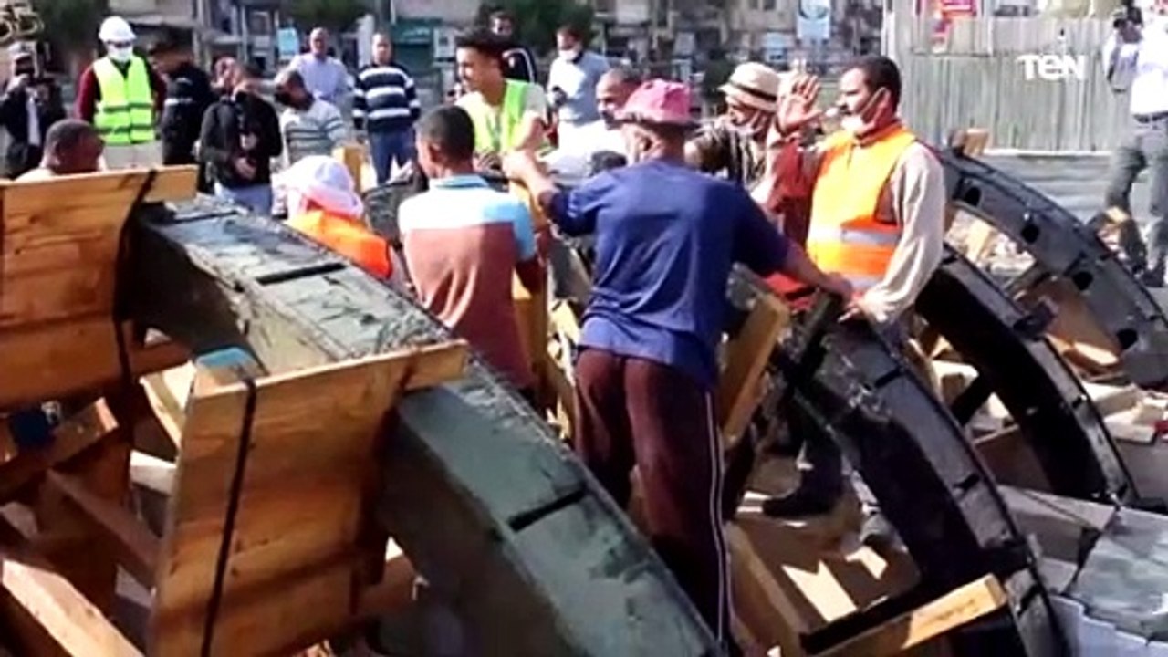 شاهد لحظة تركيب آخر ساقيتين من سواقي الهدير بوسط مدينة الفيوم.. وأول تعليق من المحافظ
