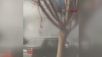 BULVAR ÜZERİNDE ALEV ALAN OTOMOBİLİ ÇEVREDEKİLER SÖNDÜRDÜ