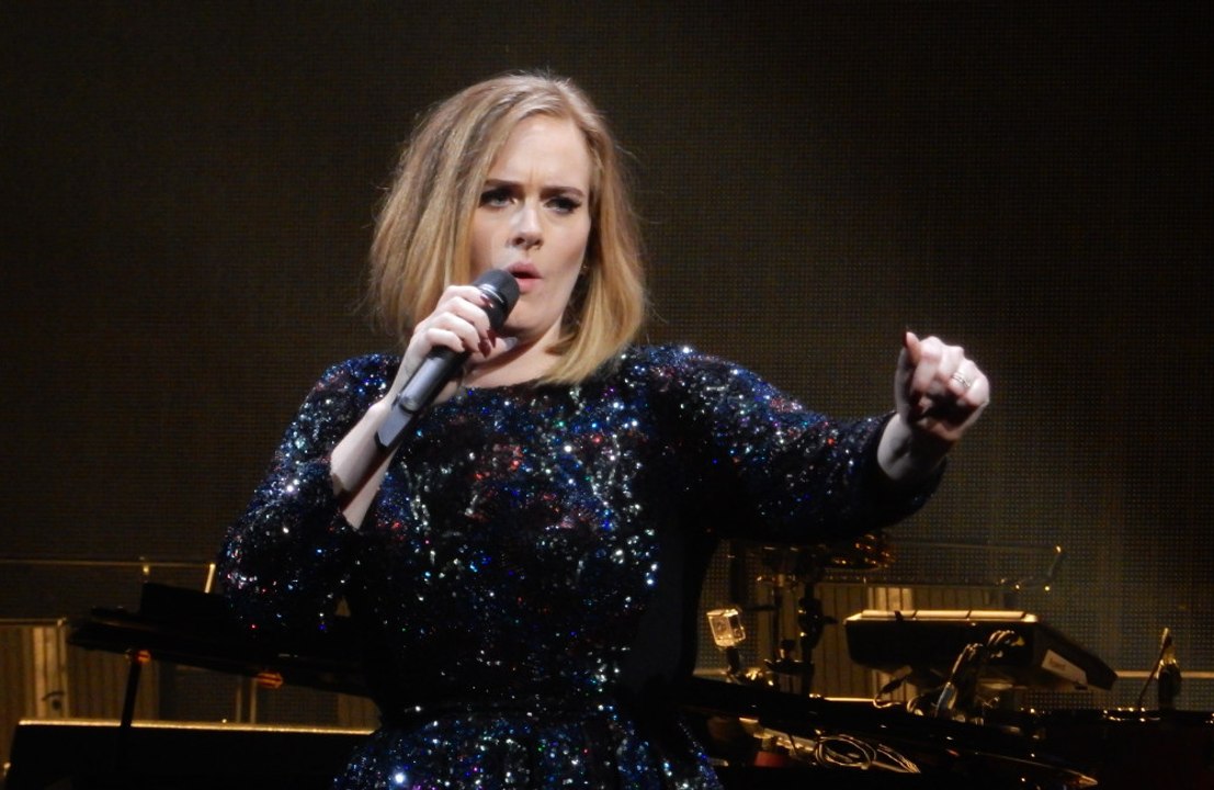 Adele se burla con cariño de sus exparejas