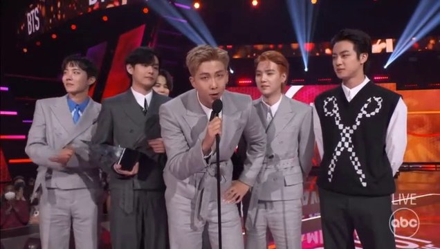 BTS WINS ARTIST OF THE YEAR AT 2021 AMERICAN MUSIC AWARDS!