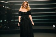 Adele prende in giro i suoi ex: ‘Non sono capaci’