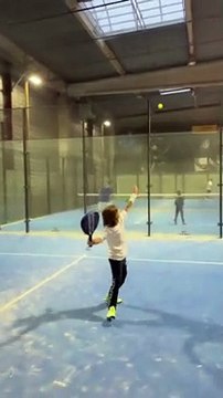 Lino, le fils de Cyril Hanouna en plein tournoi de padel, le 21 novembre 2021