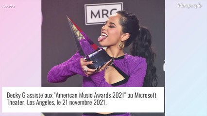 Download Video: Cardi B méconnaissable sur tapis rouge : elle fait le show aux American Music Awards