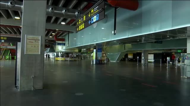 La ceniza del volcán Cumbre Vieja vuelve a cerrar la isla de La Palma por aire
