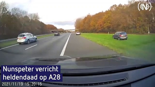 Un conducteur stoppe une voiture folle avec sa propre voiture