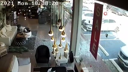 İsrail'de 83 yaşındaki sürücü aracıyla mağazaya daldı: 2 yaralı