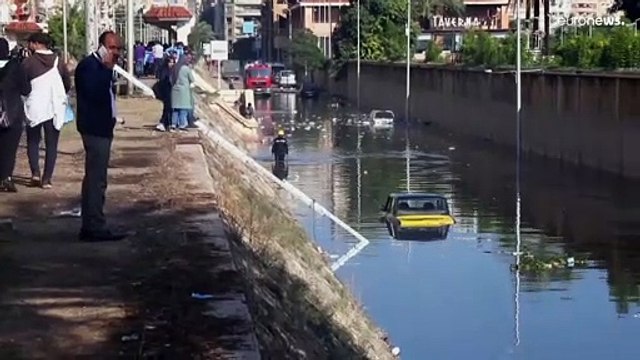 شاهد: عواصف رعدية وأمطار غزيرة تعطل حركة المرور في الإسكندرية المصرية