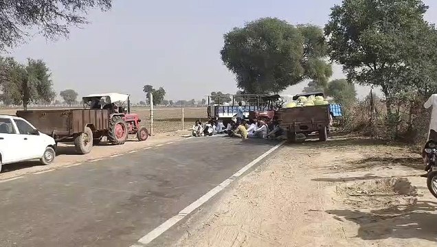 मूंग खरीद की मांग पर किसानों ने रोकी सडक़