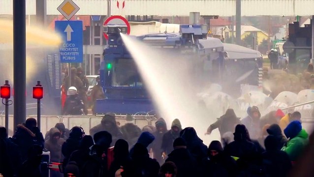 VIDEO: Police fire water cannons at migrants at the Belarus-Poland border