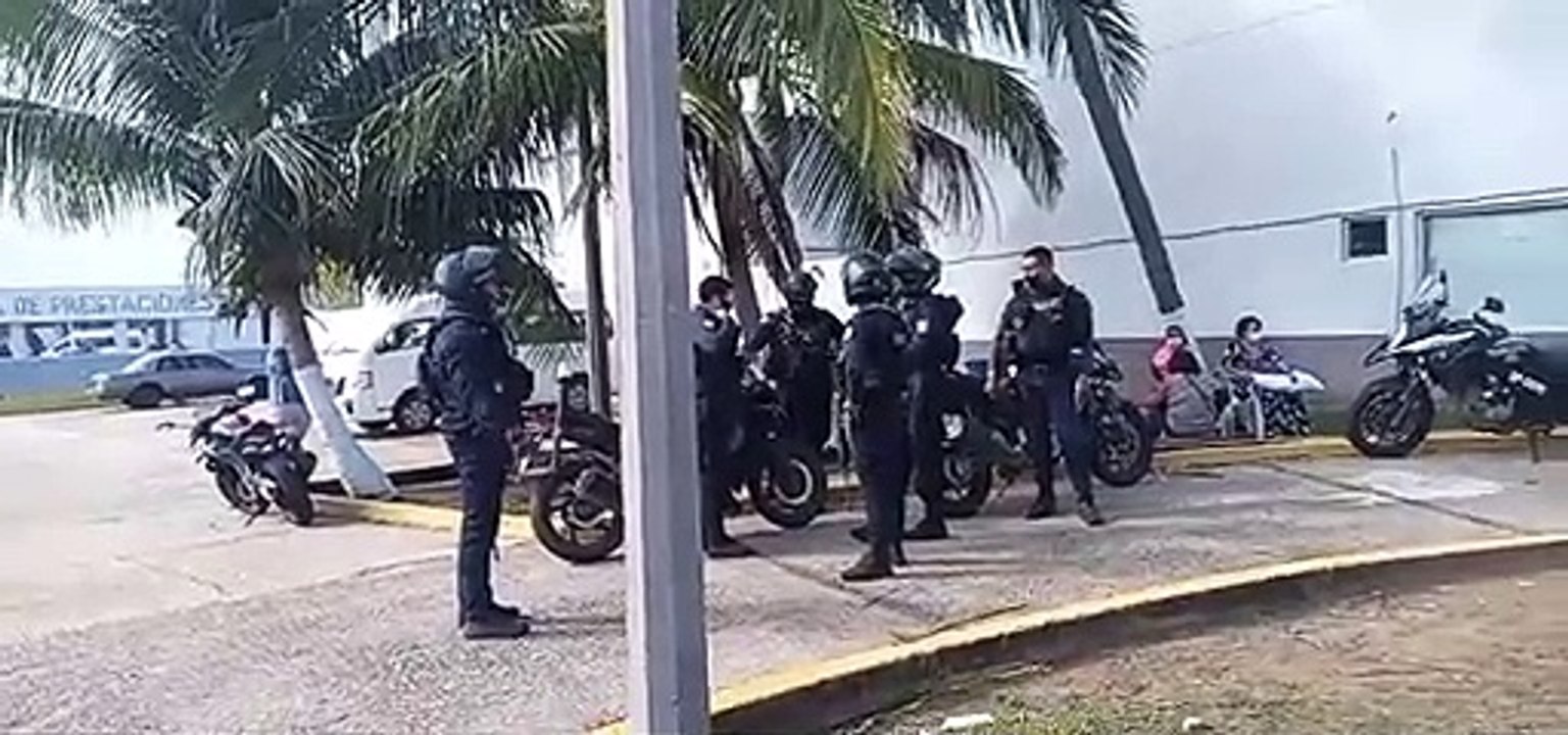 Sale del BANAMEX de COATZACOALCOS y ya lo esperaban para robarle 24 MIL PESOTES, lo BALEARON por resistirse