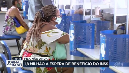 O INSS diz que tem implantando medidas para diminuir a fila e acelerar a análise dos processos.