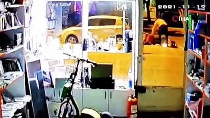 Tekeri patlayan motosiklet önce refüje ardından park halindeki otomobile çarptı